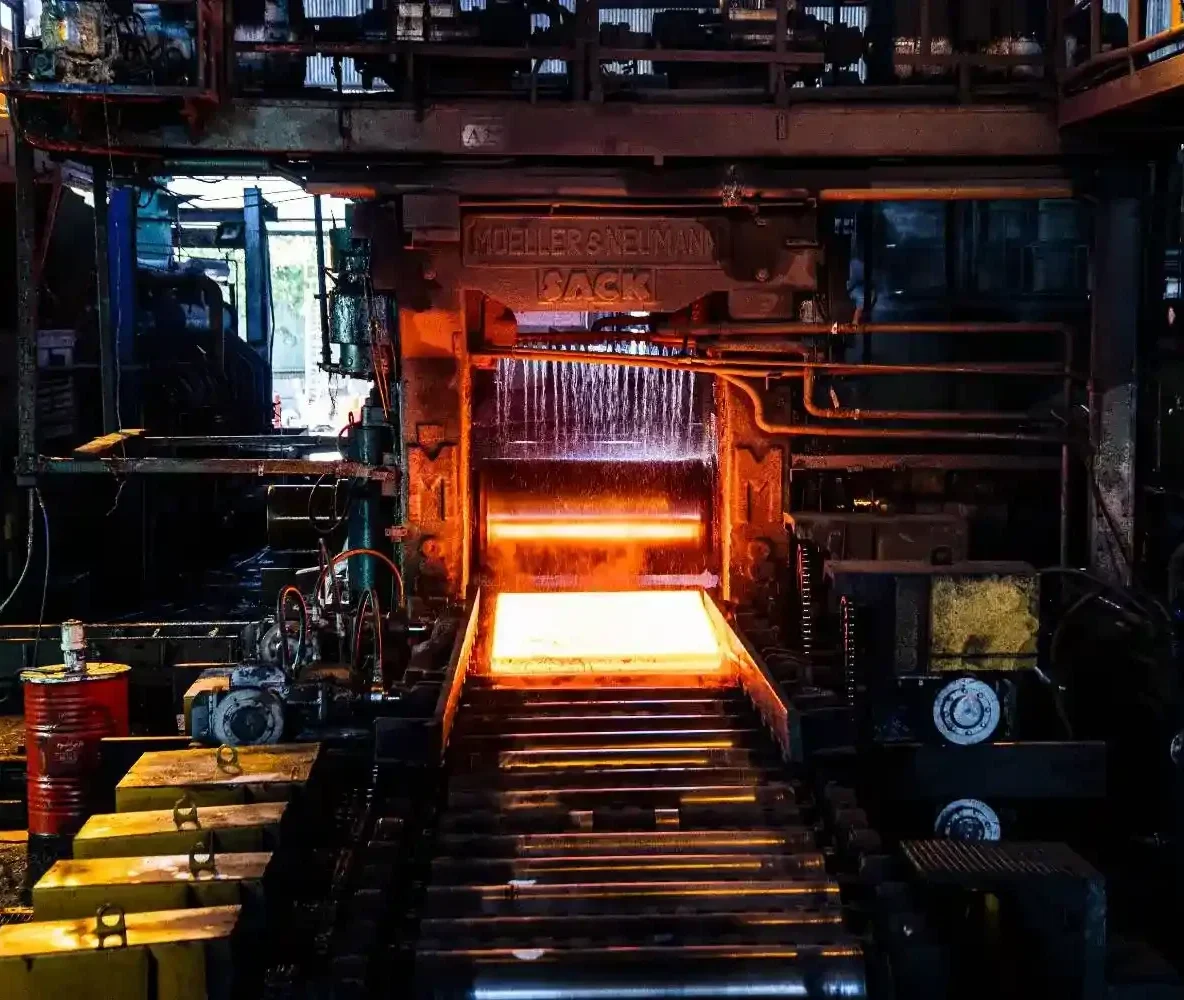 فضای داخل کارخانه نورد و تولید قطعات فولادی